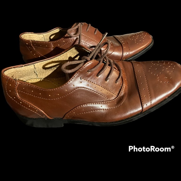 Brown dress shoes for boys.  Size 4 barely worn - Picture 1 of 4